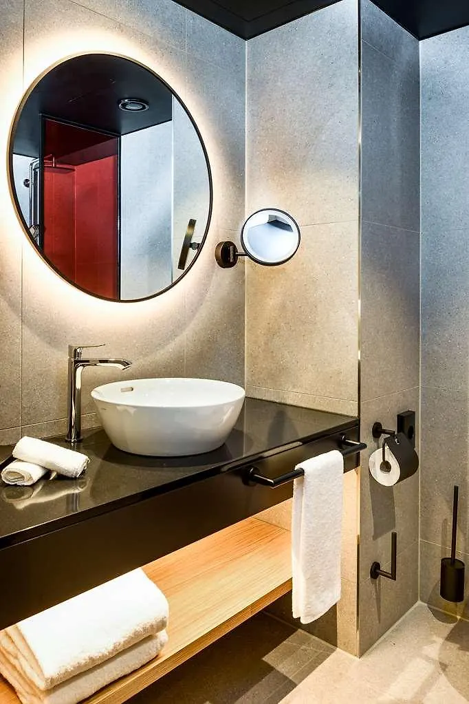 Radisson Red Hotel, Viena 4*,