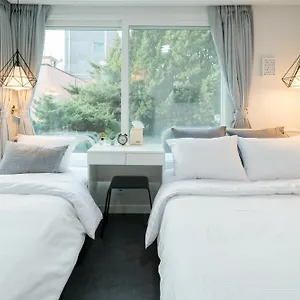 Neat House Hongdae ゲストハウス ソウル特別市