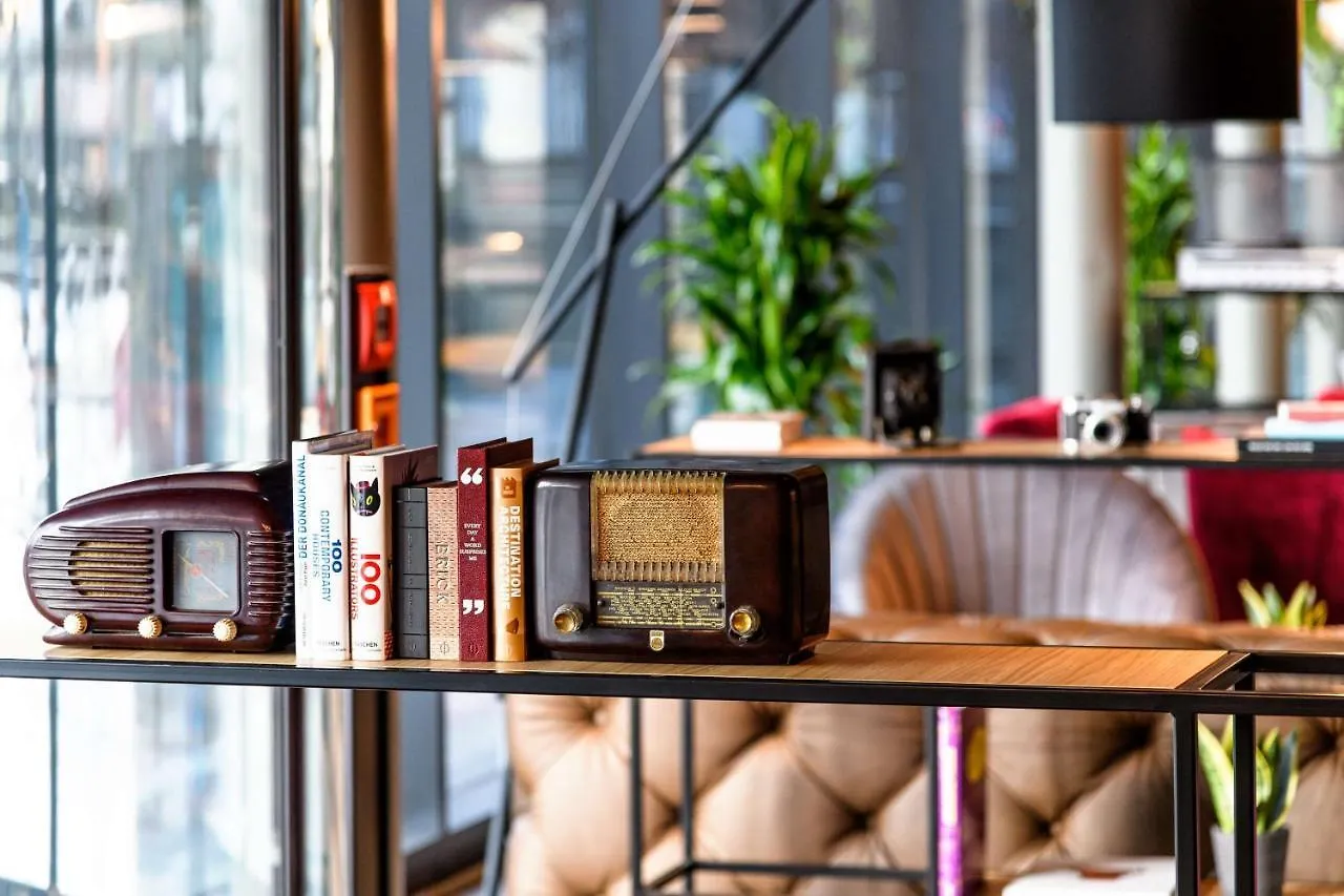 Radisson Red Hotel, Vienna Hotel