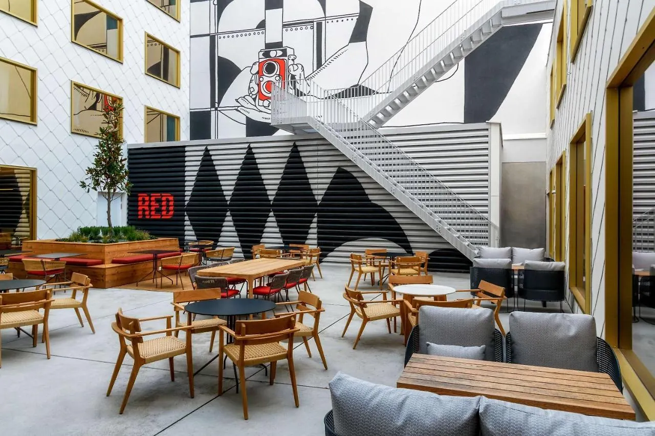 Radisson Red Hotel, Vienna 4*,