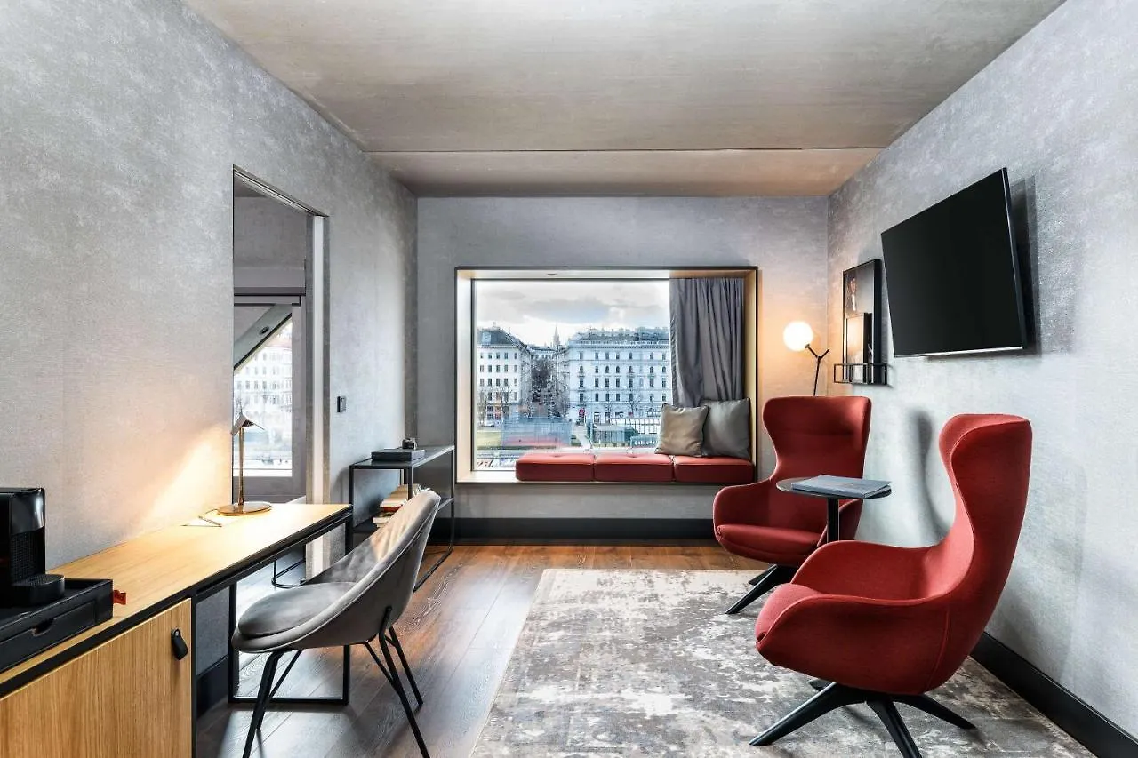 Radisson Red Hotel, Vienna Hotel