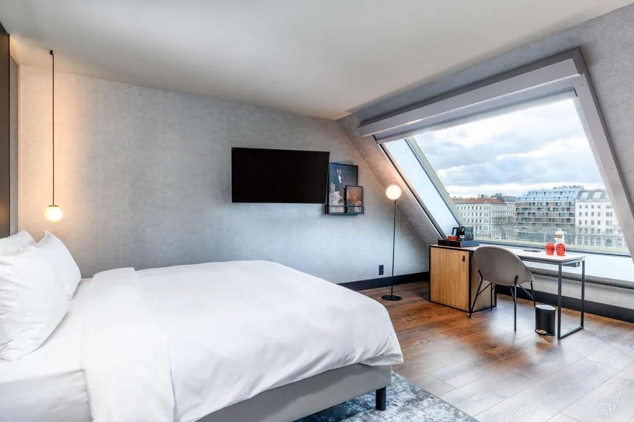 Radisson Red Hotel, Vienna Hotel