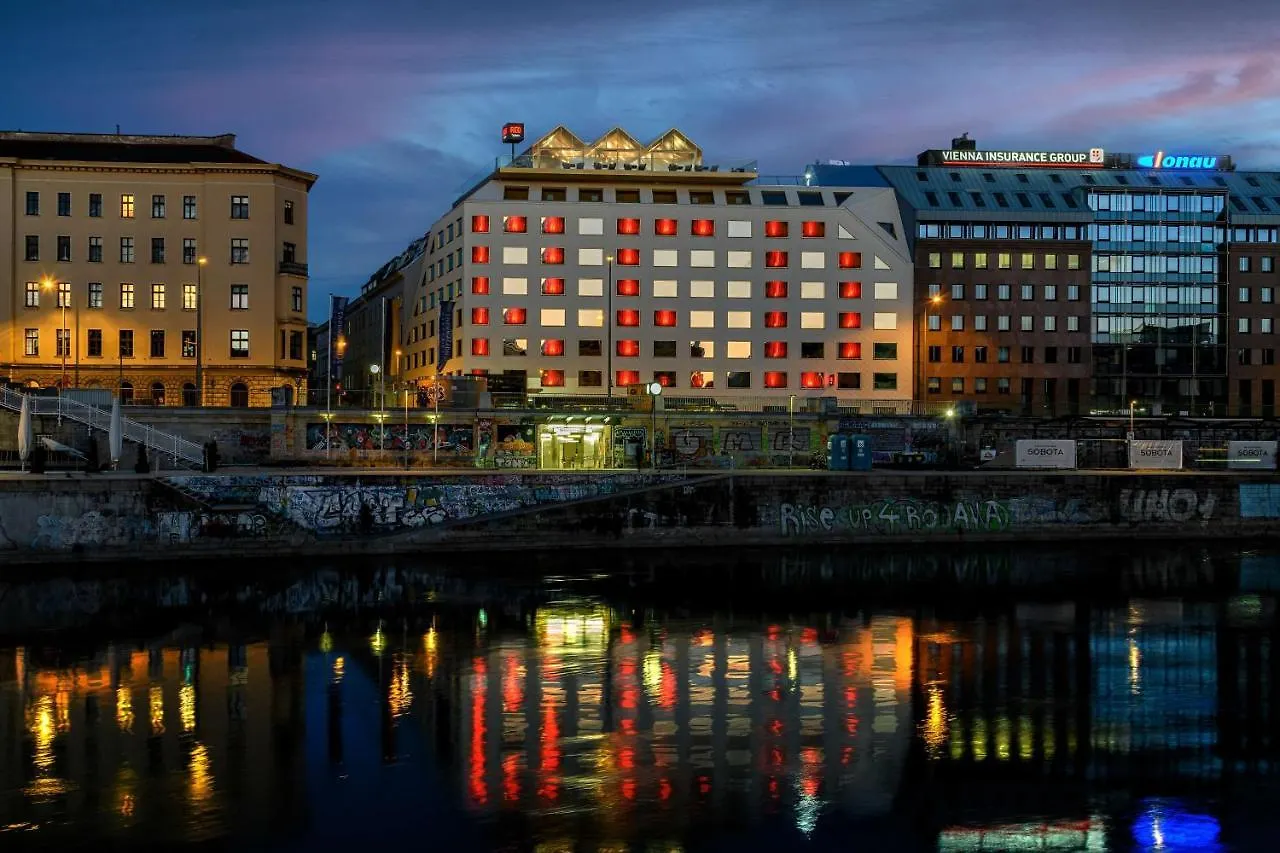Radisson Red Hotel, Vienna Hotel