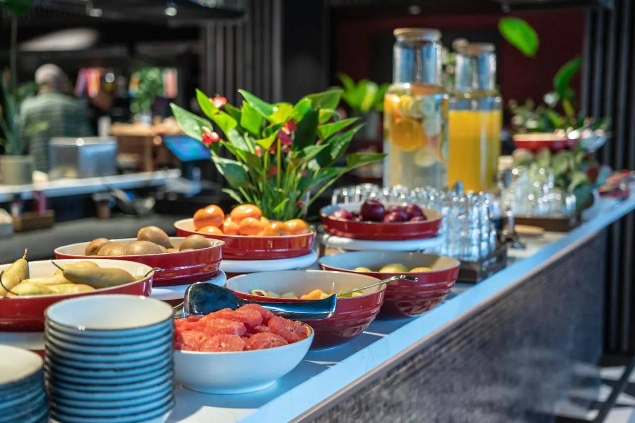 **** Hotel Radisson Red Hotel, Vienna Austria